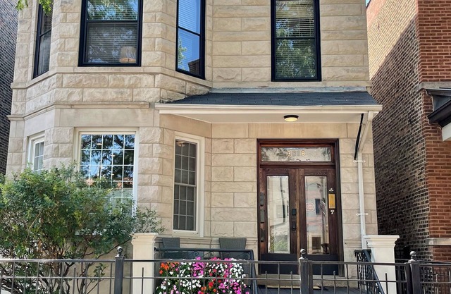 The Wrigleyville Deluxe -Steps from Wrigley Sleeps 10