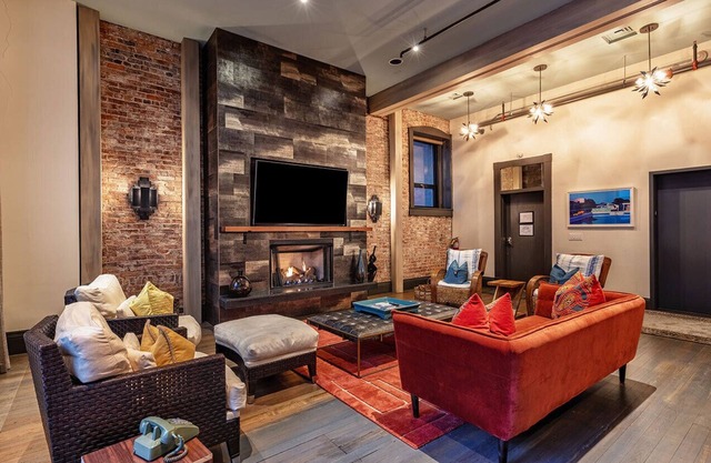 The Writer's Loft - Walkable to Broadway Bars!