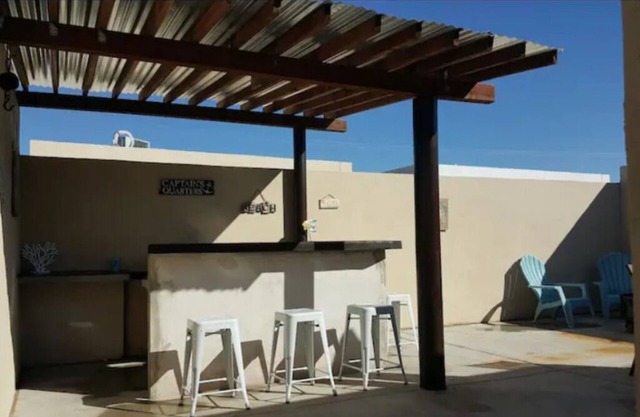 The Yacht Club! Backyard bar, games & fire pit!