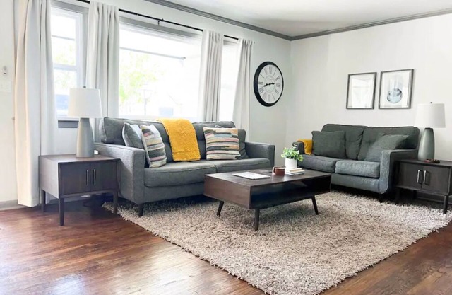 The Yellow Door- Close to I-40, Garage, B-ball Court, Fire-pit and Grill