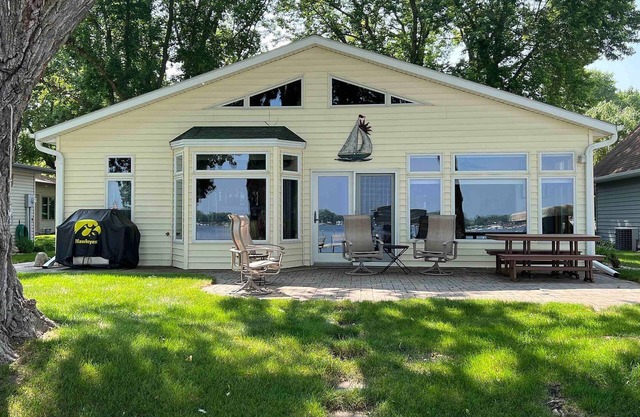 The Yellow House on East Lake! Dock access to bring your boat.