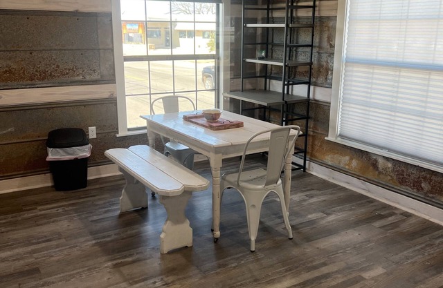 The Yellow Rose, Near the Square, Renovated & in the Heart of the Hill Country