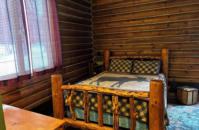 The Yukon, The Yukon Cabin Room w/ Suana