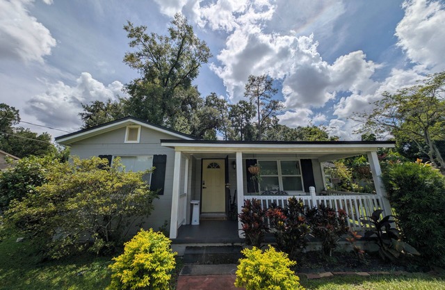 The Zen Den, a charming 2-bedroom house in gorgeous Orlando with AC