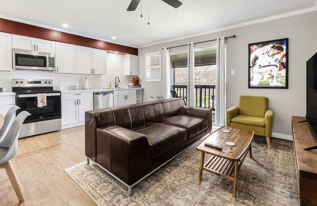 The Zone: Blocks from Texas A&M, Comfy King Bed