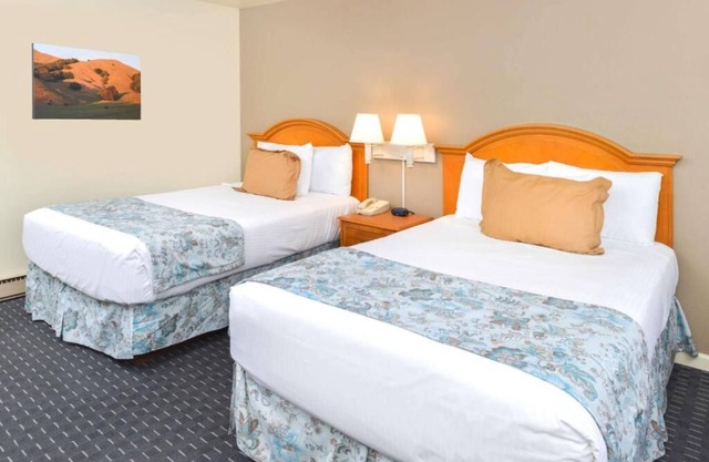Theaterfest Lodging! 2 Comfortable Units, Pool, Parking, Continental Breakfast!