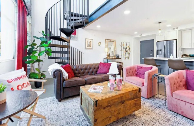 Theatre Inspired Loft 2br - 1 Block to Theatres and Downtown