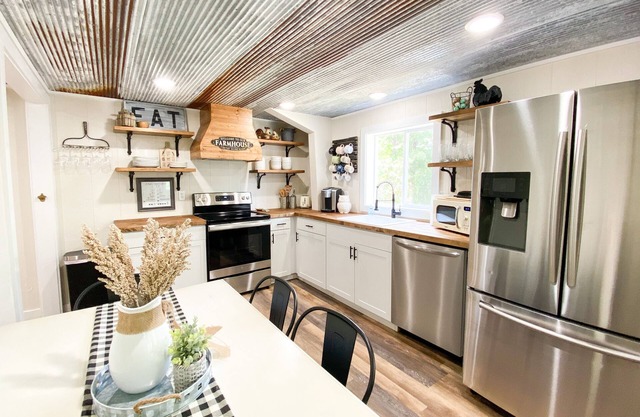 The Barnhouse🍁Secluded Mnt Getaway Ride2Trails Garage FirePit MntViews FastWIFI