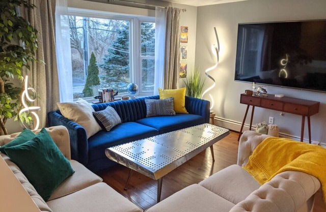 #TheFlightdeck | Stylish Home Near Newport & Navy