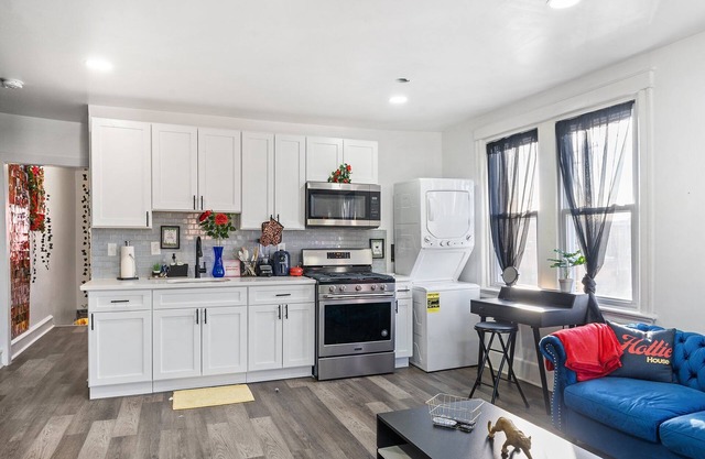 TheHottieHouse: Fun Fantasy 2 Bedroom Apt on Blvd