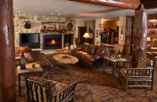 Theme Suite, Stoney Creek Onalaska, Whirlpool, Living Area | 2 Units