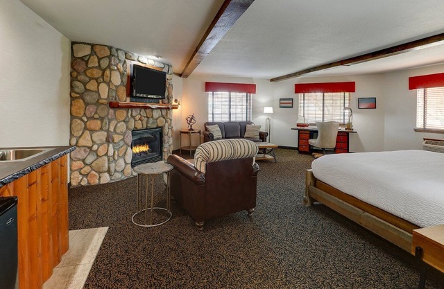 Theme Suite w/ Fireplace & Dry Bar! Stoney Creek Peoria | 2 Units