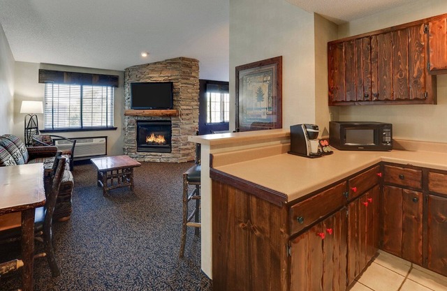 Theme Suite w/ Kitchenette & Dry Bar! Stoney Creek Des Moines, Parking