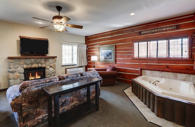 Theme Suite w/ Whirlpool in Stoney Creek Des Moines! Fireplace & Dry Bar