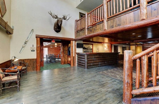 Theme Suite w/ Whirlpool Cottage, Living Room, Stoney Creek Johnston | 3 Units