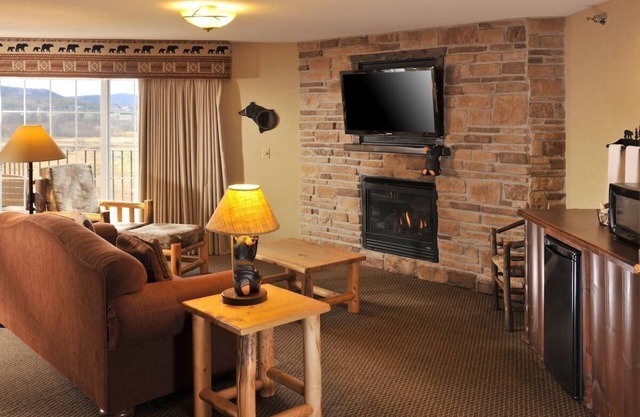 Theme Suite w/ Whirlpool, Living Room, Dry Bar, Stoney Creek Onalaska
