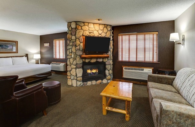 Theme Suite with Kitchenette & Dry Bar! Stoney Creek Peoria