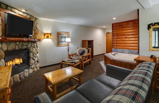 Theme Suite with Whirlpool in Stoney Creek Peoria! Free Breakfast