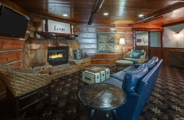 Theme Suite with Whirlpool in Stoney Creek Peoria! Free Breakfast | 2 Units