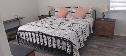 Themed kid bedrooms, 17 miles to Disney and Legoland, private pool, kitchen, wifi, washer, dryer