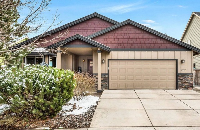 Theraputic Hot Tub, Fenced Back Yard, Pet Friendly