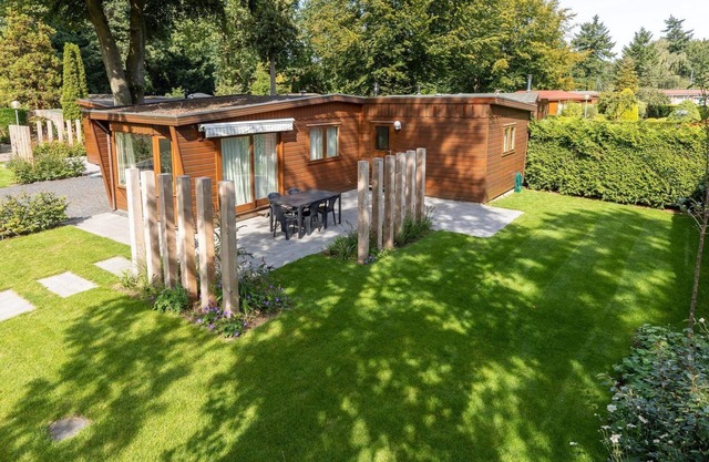 Romantisches Holz Chalet (60 m²) für 2-5 Personen mit Terrasse Dieses komfortable freistehende Chalet befindet sich im Wald und bietet eine schöne Aussicht.