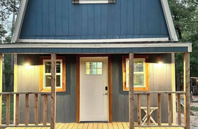 Cozy cabin with WiFi and AC in fabulous Zavalla 4 miles from the boat ramp