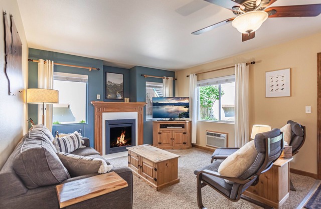 Now Booking Summer! Free Parking,Grnd Floor Condo, Walk to Downtown!