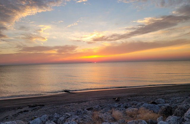 Charming 3-bedroom cottage with WiFi and AC in fabulous Reno Beach.