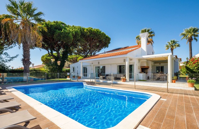 This amazing villa located at Quadradinhos with 4 bedrooms and 3 bathrooms.