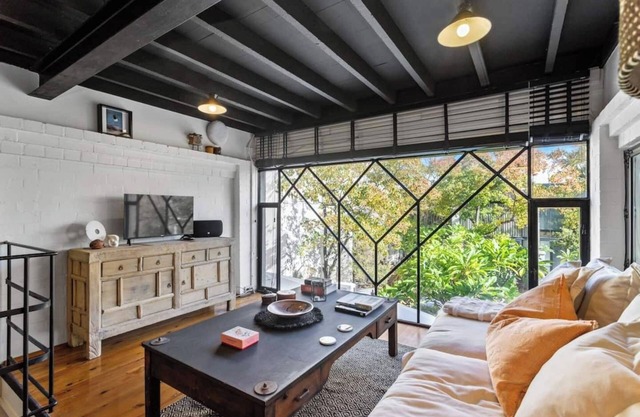 This apartment is a 1 bedroom(s), 1 bathrooms, located in Fremantle, WA.