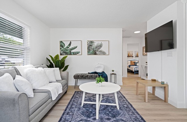 This apartment is a 2 bedroom(s), 2 bathrooms, located in Largo, FL.