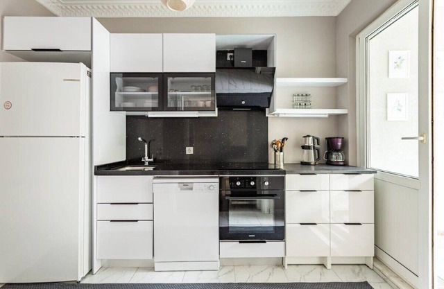 This apartment is a 1 bedroom(s), 1 bathrooms, located in Kadıköy, İstanbul.