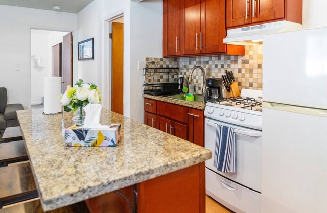 This apartment is a 1 bedroom(s), 1 bathrooms, located in Oakland, CA.