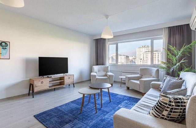 This apartment is a 3 bedroom(s), 1.5 bathrooms, located in Kadıköy, İstanbul.