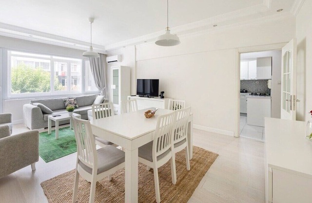 This apartment is a 3 bedroom(s), 1.5 bathrooms, located in Beşiktaş, İstanbul.