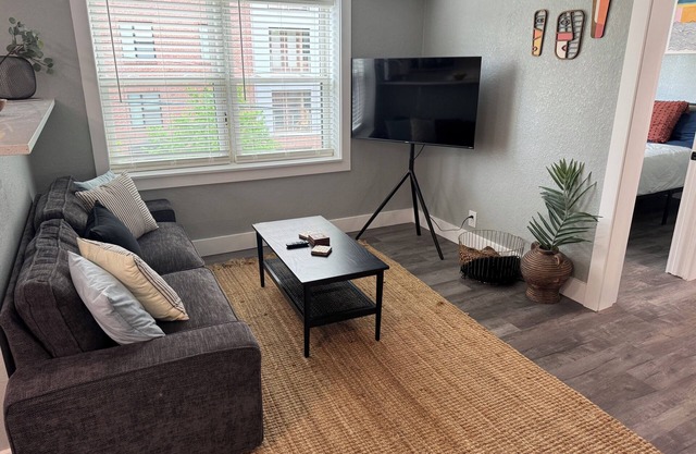This apartment is a 1 bedroom(s), 1 bathrooms, located in Kansas City, MO.