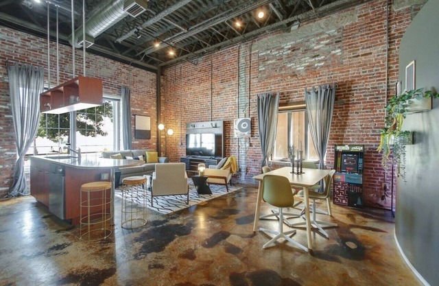 This serviced apartment is a 1 bedroom(s), 1 bathrooms, located in Jacksonville, FL.