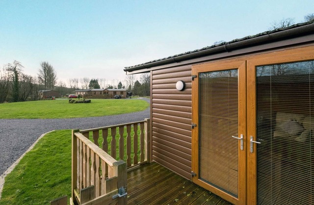 This beautiful traditional lodge situated within a woodland setting is the perfect location for you