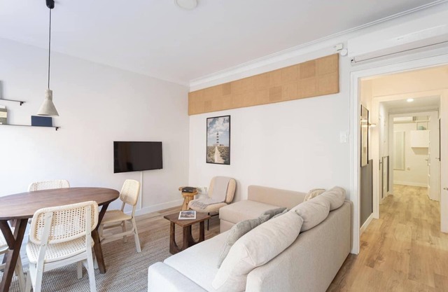 This apartment is a 3 bedroom(s), 2 bathrooms, located in Barcelona, Catalunya.