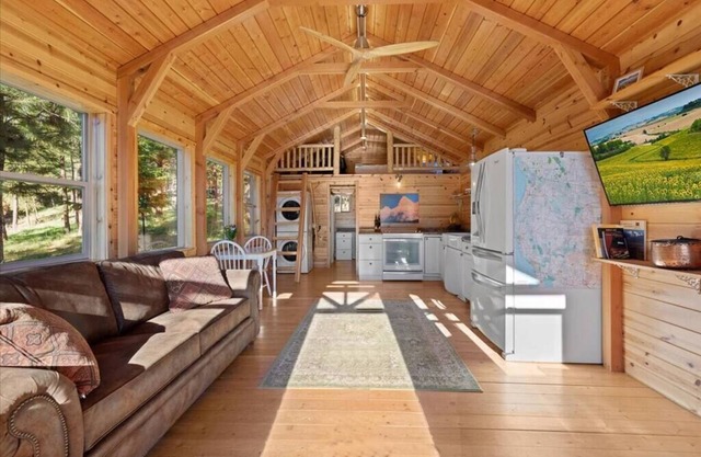 This cabin is a 1 bedroom(s), 1 bathrooms, located in Florence, MT.
