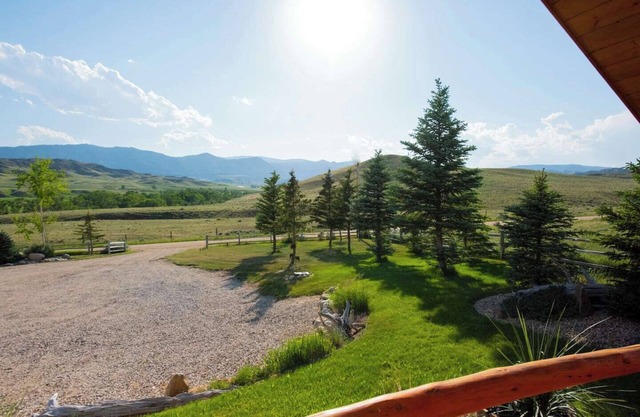 This cabin is a 2 bedroom(s), 2 bathrooms, located in Buffalo, WY.