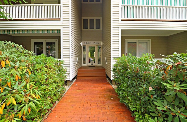 This centrally located Chautauqua Institution, 2nd floor condo is adjacent to Bestor Plaza