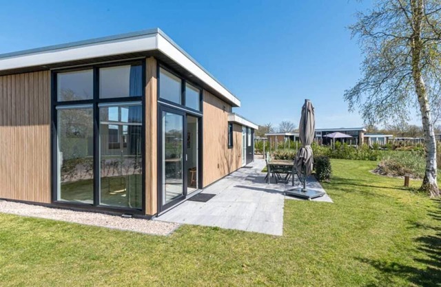 Dieses Chalet empfängt Sie mit hohen Fenstern, moderner Einrichtung und einem angenehmen Innenambien