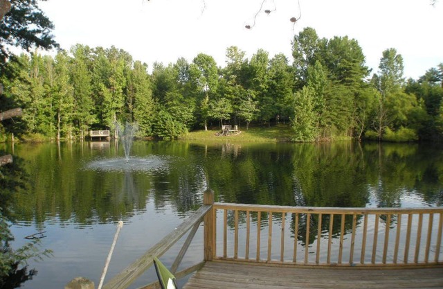 Dieses charmante, gemütliche Cottage verfügt über einen eigenen Whirlpool und eine Terrasse zum Angeln.
