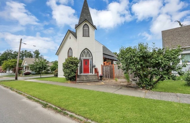 Come and stay at Enumclaw's first church