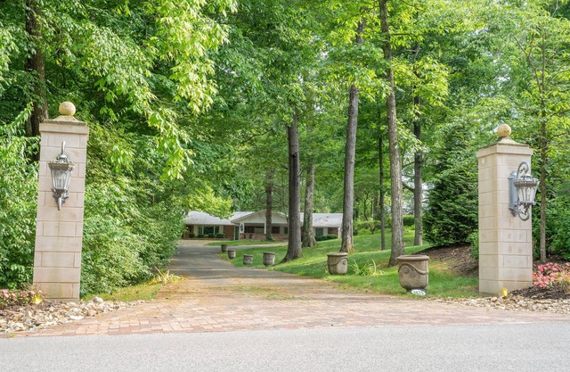 This Cobbleston Mid-Century Home Offers 4 Bedrooms on One Level