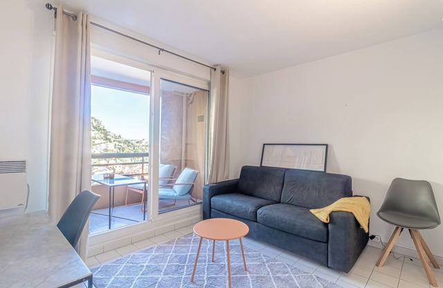 This condominium is a 1 bedroom(s), 1 bathrooms, located in Beausoleil, AL.