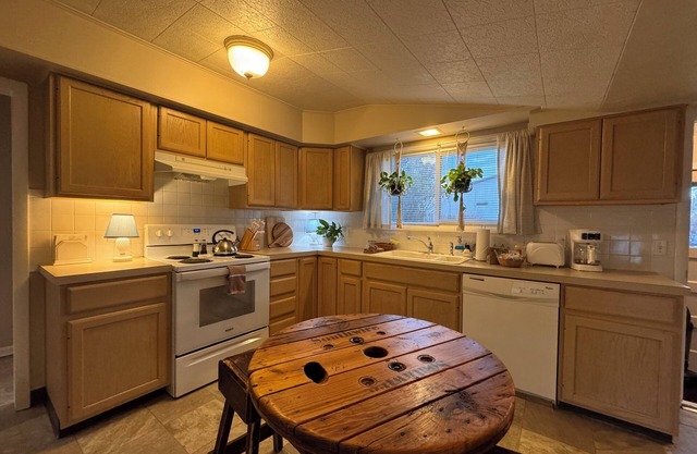 This cottage is a 2 bedroom(s), 1 bathrooms, located in Bighorn, WY.