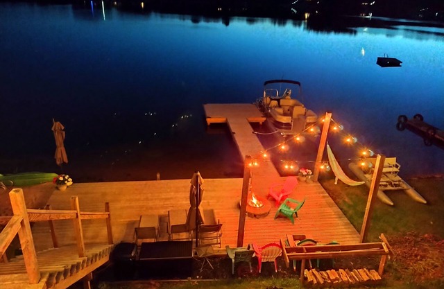 This cottage on the lake is a perfect place for a family vacation.
